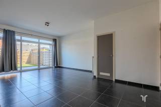 Centraal, rustig gelegen woning met 3 slaapkamers.Deze rustig gelegen woning omvat op het gelijkvloers, de inkomhal, toilet, woonkamer met open keuken en aansluitend de terras en tuin.Op het verdiep is er de nachthal, 3 slaapkamers, badkamer en toilet.Voor meer info of een bezoek: 0494 03 02 86