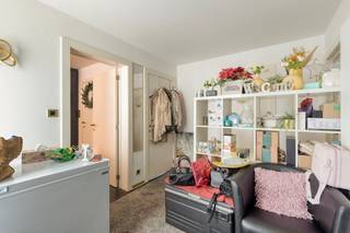 Dit unieke eigendom staat te koop in het gezellige Aartrijke. Gelegen aan de Eernegemsestraat, vlakbij de dorpskern, geniet u hier van een mix van privacy, een rustige woonomgeving en een uitstekende bereikbaarheid. Het perceel van 809m² biedt volop ruimte en groen rondom de woning. Met een bewoonbare oppervlakte van 370m² biedt deze woning zeer veel potentieel.<br /><br />Indeling:<br />Boven:<br />- Ruime inkomhal<br />- Lichtrijke leefruimte (met aanvullende infrarood verwarming)<br />- Aansluitende en gerieflijk ingerichte keuken <br />- 5 volwaardige slaapkamers<br />- Badkamer met ligbad en lavabomeubel<br /><br />Beneden:<br />- Ruime inpandige garage<br />- Twee polyvalente kamers (geheel naar eigen behoefte in te richten, bijvoorbeeld als mancave, hobbyruimte of thuiskantoor)<br /><br />Troeven:<br />- Bewoonbaar oppervlakte van 370m²<br />- Ruime en lichtrijke leefruimtes<br />- 2 polyvalente ruimtes<br /><br />Bent u op zoek naar een woning te koop in Aartrijke, aarzel dan niet om contact met ons op te nemen.<br /><br />Dit pand is onderworpen aan de renovatieverplichting van de Vlaamse overheid voor residentiële gebouwen (behoudens bij sloop binnen 5 jaar na de aankoop). Consulteer voor meer informatie de website van het Vlaams Energie- en Klimaatagentschap via https://www.vlaanderen.be/een-woning-kopen/renovatieverplichting-voor-residentiele-gebouwen<br /><br />Bestuursmaatregelen in het maatregelenregister: nee<br /><br />Deze AI-visualisaties zijn bedoeld als inspiratie. Er werd geen rekening gehouden met technische specificaties, stedenbouwkundige voorschriften of de concrete mogelijkheden tot realisatie.