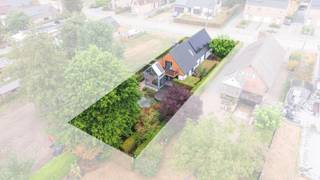 Prachtige woning OB op 737m² grondopp - 4 slpkmrs!<br /><br />Op zoek naar ruimte, comfort, rust en groen? Deze prachtige woning combineert kwaliteit en royaal woonoppervlak. De woning verwelkomt U met 3 dubbele parking en oprit met poort. Twee voordeuren. Eentje naar voormalige praktijkruimte (nu slaapkamer) met inkomhal en wc. Ander deur evenens inkomhal, badkamer met ligbad, ruime living met open keuken, knappe leefveranda, bergplaats/wasplaats, ruim terras, mooie aangelegde tuin rondom de woning en vijver. Boven nog 3 slaapkamers en 2e badkamer met douche. EPC 202 kWh/m² - label C. Elektriciteit CONFORM - uitgerust met zonnepanelen en laadpaal. Heerlijke plaats voor gezelligheid en ontspanning, comfortabel voor gezin met meerdere kinderen. Kom dit pareltje snel ontdekken!