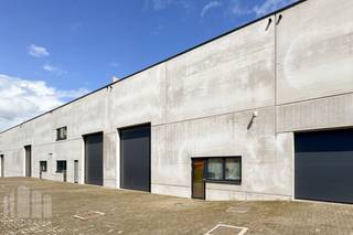 Instapklaar magazijnruimte te koop op een strategische toplocatie in Affligem.<br />Dit moderne bedrijfsgebouw uit 2021 biedt <strong>227 m² hoogwaardige opslagruimte</strong>, aangevuld met <strong>3 privatieve parkeerplaatsen</strong>.<br /><br />De magazijnruimte beschikt over een vrije hoogte van <strong>8 m </strong>en is uitgerust met een <strong>sectionale poort</strong> van 4 m x 4 m, waardoor het pand een uitstekende toegankelijkheid biedt voor zowel leveringen als logistieke activiteiten.<br /><br />Dankzij de nabijheid van de op- en afritten van de<strong> E40</strong> geniet deze locatie van een bijzonder vlotte verbinding richting Brussel, Gent en Aalst. Ook de <strong>N9</strong> en Brusselbaan zorgen voor een uitstekende bereikbaarheid voor klanten, leveranciers en medewerkers.<br /><br />Op zoek naar extra opslagruimte, een showroom of kantoorruimte? Op dezelfde site zijn eveneens 409 m² showroom- en kantoorruimte, 227 m² opslagruimte en 8 parkeerplaatsen beschikbaar.<br /><br />Contacteer<strong> PANORAMA B2B</strong> voor bijkomende inlichtingen, plannen of een vrijblijvend plaatsbezoek via<strong> 0477 07 30 30</strong>.