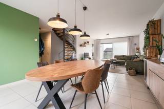 [[ DIT PAND NEEMT DEEL AAN DE ERA OPEN HUIZEN DAG OP 6/12 VAN 9:30 TOT 10:30 ]]
ent u op zoek naar een schitterend en perfect onderhouden appartement met maar liefst 3 slaapkamers, 3 terrassen en 2 badkamers in de regio van Sint-Niklaas? Lees dan zeker verder!

<p>Sterke punten:</p>

<p>- 3 slaapkamers + dressing (4de kamer)</p>

<p>- Elektriciteit conform</p>

<p>- GEEN renovatieplicht: (EPC: B: 200)</p>

<p>- 2 grote terrassen aan weerszijde van appartement = elk moment van de dag een buitenruimte met schaduw én zon.</p>

<p>- Zeer grote garage</p>

<p>- 2 kelderbergingen</p>

<p>- Douchekamer + badkamer</p>

<p>- Ruim en perfect onderhouden</p>

<p>- Lift in gebouw</p>

<p>2deV: Via de inkomhal wordt de zeer ruime en lichtrijke woonkamer (47m²) bereikt die aan weerszijde voorzien is van een terras van 14m² en 11m², dit maakt dat je op elk moment van de dag kan genieten van zon én schaduw! Aan de achterkant bevindt zich een bureauruimte/slaapkamer (10m²) met aansluitend een doucheruimte (2m²) voorzien van toilet. Aan de andere kant bevindt zich nog de geïnstalleerde keuken (9m²) met naastgelegen berging (3m²) en een aansluitend 3de terras (2m²).</p>

<p>3deV: Via de klassevolle draaitrap wordt de nachthal (5m²) bereikt die toegang geeft tot de twee slaapkamers (20m² en 13m²) op deze verdieping alsook tot de badkamer (7m²) uitgerust met dubbele wastafel in meubel, ligbad en toilet. Via de ene slaapkamer is nog een extra kamer/dressing (12m²) bereikbaar.</p>

<p>De garage (30m²) wordt verplicht mee aangekocht voor 30.000EUR.</p>

<p>De twee kelderbergingen (4m²) worden verplicht mee aangekocht voor 5.000EUR/stuk.</p>

<p>Benieuwd naar wat dit uitzonderlijk appartement te bieden heeft? Aarzel dan niet om contact op te nemen en dan geven wij u met plezier een rondleiding voorzien van alle info!</p>