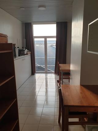 Op zoek naar een gezellige en instapklare studentenstudio in Gent? Deze bemeubelde studio op de eerste verdieping is ideaal voor studenten die comfortabel en centraal willen wonen.<br /><br />✨Voorzien van:<br /><br />✔️Eigen keukentje met koelkast<br /><br />✔️Privé badkamer met douche, lavabo en toilet<br /><br />💵 Huurprijs € 585 per maand inclusief EGW en studententaks Stad Gent.<br /><br />📆 Beschikbaar vanaf 1 september 2026<br /><br />Enkel voor studenten - geen domicilie mogelijk.<br /><br />📍Poel 20, Gent<br /><br />Interesse? Neem telefonisch contact op voor het maken van een afspraak. U kan ons bereiken op het nummer 09 330 61 04.<br /> 