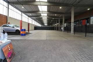 <p>Dit polyvalente magazijn van ca. 600 m² ligt strategisch in het Antwerpse havengebied, op minder dan 500 meter van de Noorderlaan. Een uitstekende uitvalsbasis voor ondernemingen die nood hebben aan een vlot bereikbare opslag- of bedrijfsruimte.</p><p>Met een vrije hoogte van 6,5 meter, een brede sectionaalpoort en een stevige betonvloer met een draagkracht van 3 ton/m² biedt dit magazijn volop mogelijkheden voor opslag, logistiek en diverse bedrijfsactiviteiten.</p><p>De betonstructuur zorgt voor een robuuste en functionele bedrijfsruimte. Bovendien bestaat de mogelijkheid om bijkomende kantoorruimte te huren, zodat administratie en operationele activiteiten op één locatie kunnen worden gecombineerd.</p><p>• Ca. 600 m² polyvalente magazijnruimte<br />• Strategische ligging in de Antwerpse Haven<br />• Noorderlaan op minder dan 500 meter<br />• Vrije hoogte van 6,5 meter<br />• Betonvloer met draagkracht van 3 ton/m²<br />• Solide betonstructuur<br />• Mogelijkheid tot bijhuren van kantoorruimte<br />• Beschikbaar op korte termijn in overleg</p><p>Huurprijs : 3.250 € /maand (39.000 €/jaar)<br />Exclusief OV en BTW.</p><p>Een sterke locatie voor een onderneming die vooruit wil.</p><p>Interesse? Gelieve uw gegevens in te vullen onderaan de advertentie op onze website www.sinjoor.be. De dossierverantwoordelijke zal nadien zo snel mogelijk contact met u opnemen.</p>