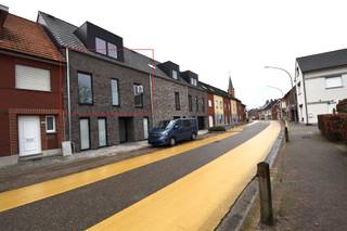 <p><strong>Energiezuinig modern nieuwbouwappartement met 2 slaapkamers en zonnig, Zuidwest gericht terras.</strong></p>
<p><strong>Ligging:</strong> “Residentie De Meeuw”: een kleinschalig complex van 6 appartementen, gesitueerd in het centrum van “Voortkapel” (gehucht te Westerlo), doch rustig gelegen. Met verschillende faciliteiten zoals scholen, winkels, openbaar vervoer... op wandelafstand.</p>
<p><strong>INDELING</strong></p>
<p>Dit mooi- en lichtrijk appartement situeert zich op de eerste verdieping heeft volgende indeling:</p>
<p>- Private inkomhal met apart toilet</p>
<p>- Twee slaapkamers (14,5m² & 8,5m²)</p>
<p>- Moderne badkamer met inloopdouche, enkel lavabomeubel, spiegel- en opbergkasten</p>
<p>- Leefruimte met moderne open keuken die over kwaliteitsvolle, ingebouwde toestellen van het merk “Siemens” beschikt (keramische kookplaat inclusief afzuigkap, ijskast, diepvriezer, vaatwasmachine, bakoven en een enkele spoelbak).</p>
<p>- Berging/technische ruimte met aansluiting voor de wasmachine.</p>
<p>De eetkamer geniet veel lichtinval dankzij de aanwezigheid van plafondhoge ramen en verleent toegang tot het Zuidwest georiënteerd terras van 12m², met uitzicht op groen.</p>
<p><strong>PARKING</strong></p>
<p>Ondergronds beschikt men over een autostandplaats, een ruime privatieve berging en een gemeenschappelijke fietsenstalling.</p>
<p><strong>BIJZONDERHEDEN</strong></p>
<p><strong>ONMIDDELLIJK BESCHIKBAAR </strong></p>
<p>- Toilet is aangesloten op het regenwater</p>
<p>- Energiezuinig: E-peil 22 -> zonnepanelen</p>
<p>- Volledig geschilderd, voorzien van armaturen en gordijnrails</p>
<p>- Maandelijkse bijdrage = €50 (provisie)</p>
<p>- Ventilatie C+</p>
<p>- Verwarmd met vloerverwarming (warmtepomp - koeling door middel van vloercirculatie)<br /><br />Aansluitingskosten nutsvoorzieningen (water, elektriciteit en telecom…) ten koste van de huurder(s)</p>
<p><strong>POSITIEVE ASPECTEN</strong></p>
<p>- Gunstige ligging t.o.v. de markt, openbaar vervoer, scholen en winkels</p>
<p>- Lift aanwezig</p>
<p>- Kleinschalig complex</p>
<p>- Terras met uitzicht op groen (Zuidwest gericht)</p>
<p></p>
<p></p>