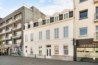 Te koop: unieke herenwoning op de Markt van Deinze, genietend van een magnifieke binnentuin met zwemvijver, praktijk + extra...