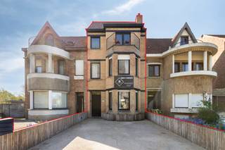 Cette maison prête à emménager est située dans la Duinhoekstraat, juste à côté de la forêt de Calmeyn, des dunes et des boutiques. La finition...