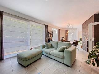 Ruim duplex appartement te huur in Brasschaat op wandelafstand van alle voorzieningenDit lichtrijke duplex appartement is gelegen in Brasschaat,...