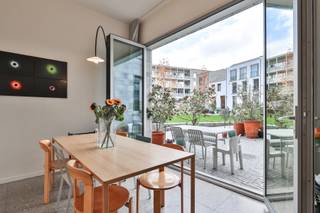 Ontworpen door het bekroonde bureau 51N4E – genomineerd voor de Renaat Braemprijs – maakt deze woning deel uit van een vernieuwend stadsproject...