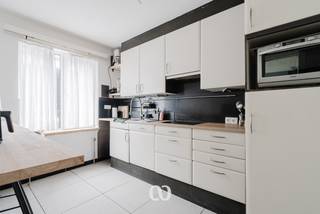 Eerste BEZOEKMOMENT op 30/9. Plan zelf uw afspraak via onze site.<br /><br />Licht. Comfort. En een ligging die het dagelijks leven eenvoudiger maakt.<br /><br />In de gezellige deelgemeente Bevere, vlak bij het station van Oudenaarde, bevindt zich dit verzorgde tweeslaapkamerappartement. Een ideale woonplek voor wie comfort, bereikbaarheid en voorzieningen op wandelafstand weet te appreciëren.<br /><br />De lichtrijke leefruimte vormt het hart van het appartement. Grote raampartijen zorgen voor een aangenaam ruimtegevoel en laten het natuurlijke daglicht volop binnenstromen. De aparte keuken is praktisch ingericht en biedt voldoende ruimte voor dagelijks gebruik.<br /><br />Verder beschikt het appartement over twee volwaardige slaapkamers, een volledig uitgeruste badkamer, een mooie inkomhal met afzonderlijk gastentoilet en een handige berging. In de kelder bevindt zich bovendien nog een private berging.<br /><br />Het appartement werd recent volledig gerenoveerd, wat resulteert in een warme en tijdloze uitstraling. De onderhoudsvriendelijke keramische vloeren zorgen voor een moderne en stijlvolle afwerking.<br /><br />Daarnaast is er een overdekte staanplaats die optioneel kan worden aangekocht (15.000 euro). Op deze centrale locatie vormt dit een absolute meerwaarde en biedt het extra comfort in het dagelijkse leven.<br /><br />Dankzij de combinatie van licht, functionaliteit en een uitstekende ligging is dit appartement een interessante opportuniteit, zowel voor eigen bewoning als voor investering.