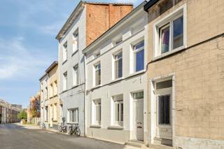 <p><span>Voor verdere informatie of een vrijblijvende waardebepaling van uw eigendom: </span><span>jordi.broes@homixx.be</span><span> of 016 199 340.</span></p>
<p><span>In een zeer rustig straatje, vlak bij het bruisende centrum van Mechelen en op korte afstand van het Vrijbroekpark, bevindt zich deze ruime, instapklare en gerenoveerde woning met maar liefst 155 m² bewoonbare oppervlakte.</span></p>
<p><span>De woning werd tussen 2023 en 2026 grondig gerenoveerd, waarbij hedendaags wooncomfort en een gunstige ligging nabij alle stadsfaciliteiten hand in hand gaan.</span></p>
<p><span>Bij het betreden van de woning wordt u via de inkomhal meteen verwelkomd door een aangenaam ruimtegevoel. <br />De gelijkvloerse verdieping omvat een gezellige zitruimte, eetplaats en een ruime, aansluitende leefkeuken die uitgerust is met alle praktische toestellen. <br />Verder vindt u op deze verdieping een badkamer met inloopdouche en dubbele lavabo, een toilet en aansluitingen voor wasmachine en droogkast.</span></p>
<p><span>Met maar liefst vier volwaardige slaapkamers biedt deze woning tal van mogelijkheden voor gezinnen of voor wie nood heeft aan extra bureau- of hobbyruimte. <br />Op de eerste verdieping bevinden zich, bereikbaar via een prachtige eiken trap, twee slaapkamers. <br />De zolderverdieping is vlot toegankelijk via een vaste beukenhouten trap en herbergt de derde en vierde slaapkamer. <br />Daarnaast beschikt de woning over een droge kelder, ideaal als extra bergruimte.</span></p>
<p><span>Voor een aangenaam binnenklimaat in elk seizoen is de woning uitgerust met een lucht-luchtwarmtepomp in de master bedroom, als aanvulling op de centrale verwarming op aardgas met radiatoren doorheen de woning.</span></p>
<p><span>Buiten kunt u in alle rust genieten van het compacte, gezellige koertje.</span></p>
<p><span>Dankzij het gunstige EPC-label C, de grondige renovaties tussen 2023 en 2026, de conforme elektrische installatie en de instapklare staat geniet u hier van hedendaags wooncomfort met een gunstige energieprestatie. <br />Parkeren kan gratis in de omliggende straten met een bewonerskaart.</span></p>
<p><span>Wij kijken ernaar uit u te verwelkomen voor een bezoek aan deze mooie woning!</span></p>