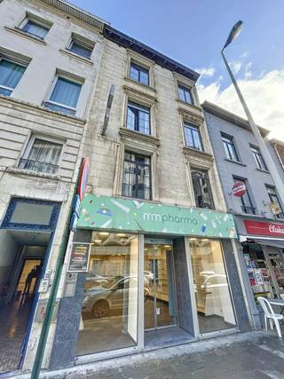 Op zoek naar een toplocatie voor uw onderneming in het hart van Brussel? Dit veelzijdige gelijkvloers handelspand, gelegen in de...