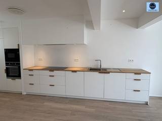 <p><span>GERENOVEERD APPARTEMENT MET 2 SLAAPKAMERS</span></p><p><span>Richtprijs : 225.000euro.</span></p><p><span> </span></p><p><span>Dit energiezuinig, gerenoveerd appartement van +-84m² is gelegen nabij het centrum van Nederbrakel,</span></p><p><span>kortbij openbaar vervoer, winkels, scholen en het recreatiedomein "De Rijdtmeersen".</span></p><p><span>Dit appartement beschikt over 2 volwaardige slaapkamers, elk uitgerust met praktische inbouwkasten.</span></p><p><span>De ruime, lichtrijke living sluit naadloos aan op de open keuken die volledig is uitgerust met alle nodige toestellen.</span></p><p><span>De badkamer beschikt over een inloopdouche, lavabo en apart toilet.</span></p><p><span>Beneden is er een ruime private berging en een gemeenschappelijke fietsenberging.</span></p><p><span> </span></p><p><span>Troeven : - Epc label A</span></p><p><span> - Electrische keuring conform AREI</span></p><p><span> - Extra zolderruimte</span></p><p><span> - Warmtepomp</span></p><p><span> - Nieuwe keuken</span></p><p><span> - nieuwe badkamer</span></p><p><span> </span></p><p><span>Ontdek dit pareltje!</span></p><p><span> </span></p><p><span>Voor info of bezoek bel 0475/51.40.73 of stuur een email naar <span>dylan@svena.be</span></span></p><p><span>Deze gegevens zijn louter informatief en wij kunnen niet aansprakelijk gesteld worden voor eventuele onjuistheden.</span></p><p><span>De bewoonbare oppervlakte is slechts indicatief.</span></p><p><span> </span></p><p><span> </span></p>