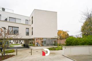 Deze kantoorruimte maakt deel uit van het klassevolle project "San Siro", gelegen op een uitermate strategische locatie tussen de Koning Albert I-laan en de Veldstraat te Sint-Michiels (Brugge), vlakbij het station, de Expressweg, centrum Brugge, winkels, scholen, hogeschool, universiteit, ontspanning, enz. <br />Het kantoor bevindt zich op het gelijkvloers en heeft een oppervlakte van 58m².<br />Het betreft een landschapsbureel met keuken en WC, en geniet van een optimale lichtinval dankzij de grote raampartijen. <br />In de huurprijs is een ondergrondse én een bovengrondse autostaanplaats inbegrepen.<br />De huurprijs is exclusief kosten. <br />Contacteer ons voor een bezoek aan deze interessante ruimte: www.delbecque.immo