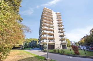 <p><span>Op zoek naar een appartement met alle dagelijkse voorzieningen binnen handbereik? Dit appartement van 83 m², gelegen op de eerste verdieping aan de Joseph Baecklaan 78 in Molenbeek, combineert ruime vertrekken en twee terrassen met een </span><strong><span>uitstekende ligging nabij winkels, openbaar vervoer en belangrijke verbindingswegen</span></strong><span>. Een praktische uitvalsbasis voor wie comfortabel wil wonen en zich vlot wil verplaatsen.</span></p>
<p><span>Via de inkomhal bereikt u de woonkamer van 28 m², met voldoende ruimte voor een gezellige zit- en eethoek. Verder beschikt het appartement over een ruime keuken van 15 m², een slaapkamer van 17,45 m², een badkamer en een afzonderlijk toilet.</span></p>
<p><span>De twee terrassen van 10 m² bieden aangename buitenruimte, terwijl de kelder voor extra opbergmogelijkheden zorgt. Het appartement beschikt over </span><strong><span>EPC-label D en een conforme elektrische installatie</span></strong><span>.</span></p>
<p><span>De combinatie van de centrale ligging, de goede bereikbaarheid en de nabijheid van voorzieningen maakt dit appartement interessant voor zowel eigen bewoning als een investering. SI in aanvraag.</span></p>
<p><span>Niet twijfelen, contacteer Dirk via 0475/24.29.51 of </span><span>dilbeek@weinvest.be</span><span> voor meer informatie of een bezoek ter plaatse!</span></p>