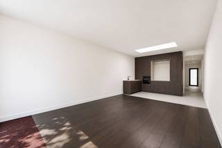 Op zoek naar een instapklare gezinswoning waar u enkel nog uw meubels hoeft te plaatsen? Deze hoogwaardige vernieuwbouwwoning werd quasi volledig heropgebouwd en combineert een doordachte indeling, kwalitatieve materialen en hedendaags wooncomfort met een uitstekende ligging vlak bij het centrum van Ekeren. Winkels, scholen, openbaar vervoer, sportfaciliteiten en belangrijke invalswegen bevinden zich op wandelafstand.<br /><br />Bij het binnenkomen betreedt u de ruime inkomhal met toegang tot de grote inpandige garage, een absolute troef voor wie comfortabel wil wonen en extra bergruimte weet te appreciëren.<br /><br />De lichtrijke leefruimte vormt samen met de stijlvolle open keuken het hart van de woning. De keuken, uitgevoerd in donker hout en voorzien van kwalitatieve toestellen, sluit perfect aan bij de warme parketvloer en biedt alle ruimte om gezellig samen te koken en te tafelen. Dankzij het grote schuifraam geniet u van een mooie verbinding tussen binnen en buiten en kijkt u uit op de zonnige tuin.<br /><br />Op de eerste verdieping bevinden zich een apart toilet, een ruime master bedroom met aparte dressing, een praktische berging en een moderne badkamer. De tweede verdieping biedt nog twee volwaardige slaapkamers en een tweede douchekamer, waardoor deze woning perfect aansluit bij de behoeften van een gezin, een thuiswerker of wie graag wat extra ruimte heeft.<br /><br />Achteraan vindt u een zonnige tuin, waar zich ook een tuinberging bevindt die perfect kan dienen als hobbyruimte, tuinhuis of extra opslagruimte. Daarnaast beschikt de woning ook nog over een kelder voor bijkomende bergruimte.<br /><br />De woning werd zeer kwalitatief afgewerkt en voldoet aan hedendaagse normen op vlak van energie, comfort en afwerking, waardoor u hier zorgeloos kan intrekken.<br /><br />Interesse? info@neonvastgoed.be of 03/336.88.88<br /><br />(opp. ref. EPC)
