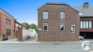 NIEUWE VOORWAARDEN! <br /><br />RIEMST - Te renoveren woning met opslagruimte en stalling op ruim perceel<br /><br />Bent u op zoek naar een woning met veel potentieel en een landelijke ligging? Dan is deze te renoveren woning in Zussen, een rustige deelgemeente van Riemst, zeker een bezoek waard. Gelegen in een groene en rustige omgeving biedt deze eigendom tal van mogelijkheden voor wie de handen uit de mouwen wil steken en een woning volledig naar eigen smaak wil inrichten.<br /><br />Op het gelijkvloers beschikt de woning over een eetkamer, een zitkamer, een keuken, een badkamer, een wasplaats en een inpandige garage. Op de eerste verdieping bevinden zich drie slaapkamers, met daarnaast de mogelijkheid om een ruime vierde slaapkamer te creëren of deze ruimte als opslag te gebruiken.<br /><br />De woning vraagt een renovatie, maar enkele belangrijke investeringen werden reeds uitgevoerd. Zo werden de ramen en de voordeur vernieuwd en verkeert het dak structureel in goede staat, waardoor een solide basis aanwezig is om het pand verder af te werken.<br /><br />Buiten geniet u van een ruime overdekte ruimte ideaal voor het stallen van machines en een grote stal. Aansluitend bevindt zich een weiland dat zich perfect leent voor het houden van paarden of andere dieren. Dankzij de landelijke ligging en de beschikbare buitenruimte is deze eigendom een uitstekende keuze voor dierenliefhebbers of wie op zoek is naar rust, ruimte en een landelijke levensstijl.<br /><br />Kortom, deze woning biedt een unieke kans voor wie niet terugschrikt voor een renovatie en op zoek is naar een eigendom met veel potentieel, ruime bijgebouwen en een prachtig perceel in het landelijke Zussen.<br /><br />Interesse in deze woning? Aarzel niet om ons te contacteren op 053/60 65 66!