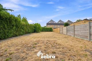 Deze op te frissen woning is uitstekend gelegen in Tielt, op wandel- en fietsafstand van winkels, bakkers, slagers, horecazaken, scholen, sportinfrastructuur en openbaar vervoer. Een ideale locatie voor wie comfortabel en centraal wil wonen.<br /><br />Via de inkomhal komt u in de voorkamer, die naadloos overgaat in de ruime leefruimte. Van hieruit bereikt u zowel de keuken met praktische berging als de veranda. Deze veranda, momenteel ingericht als eetkamer, biedt een mooi zicht op de tuin en geeft rechtstreeks toegang tot de ruime berging met wasplaats, de badkamer en een ruime zuidwestgerichte stadstuin met uitweg achteraan.<br /><br />Op de eerste verdieping leidt de nachthal naar drie volwaardige slaapkamers. Via een vaste trap bereikt u de ruime zolderverdieping van ca. 28 m², die tal van mogelijkheden biedt, zoals het creëren van extra slaapkamers, een hobbyruimte of een thuiskantoor.<br /><br />Daarnaast beschikt de woning over een kelder, centrale verwarming op aardgas en een aangename, zonnige tuin. Dankzij de uitstekende ligging en de vele uitbreidingsmogelijkheden vormt deze woning een ideale opportuniteit voor wie op zoek is naar een gezinswoning met veel potentieel!<br /><br /><strong>Ook wild geworden van deze thuis? <br />Twijfel niet langer en leg vandaag nog uw bezoek vast! </strong>