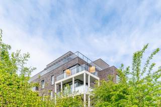 Een recent en zongericht appartement met oa. 2 slaapkamers, aangenaam terras, kelder en ondergrondse parking welgelegen nabij centrum en...