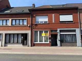 Deze gerenoveerde stadswoning situeert zich op wandelafstand van de markt van Geel.<br /><br />Je komt binnen in de ruime leefruimte die doorloopt tot aan de achtergevel. De woonkamer is voorzien van grote ramen waardoor er veel lichtinval aanwezig is.<br />Achteraan de woning heb je de keuken, met toegang tot het terras. De keuken is voorzien van een kookvuur, een dampkap, een oven, een aparte microgolfoven, een ruime koelkast, diepvries, vaatwasser en de nodige kastruimte.<br /><br />Op de eerste verdieping bevindt zicht de grote badkamer. Deze is uitgerust met een mooi badkamermeubel met dubbele lavabo, een ligbad en een aparte douchecabine.<br />De slaapkamer die gelegen is aan de straatkant is voorzien van rolluiken. Naast de kamer op de eerste verdieping is er een ruimte die zowel als extra slaapkamer of als bureelruimte kan worden ingericht.<br /><br />Op de tweede verdieping is er een zolderkamer aanwezig die zowel als slaapkamer of als bureauruimte kan gebruikt worden.<br /><br />Achteraan de woning is er een berghok waar ook de fietsen geplaatst kunnen worden.<br /><br />De woning is beschikbaar vanaf 01/06/2026.<br /><br />De troeven:<br /><br />- Gelegen in het centrum<br />- Terras<br />- Instapklaar<br />- Vliegenramen/verlichting<br />- Kelder<br /><br />Heb je interesse? Klik op de gele knop '<strong>IK WENS EEN BEZOEK</strong>'.