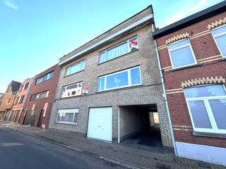 In een zeer rustige, maar tegelijk vlot bereikbare buurt in Roeselare bevindt zich dit lichtrijke appartement op het 2de verdiep. Dankzij de...