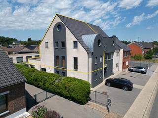 Deze uitzonderlijk ruime duplex is gelegen aan de Oude Baan in Maasmechelen, een centrale locatie met een vlotte verbinding naar de omliggende gemeenten en de autosnelweg E314. Winkels, scholen, openbaar vervoer en andere dagelijkse voorzieningen bevinden zich op korte afstand. Bovendien liggen het Nationaal Park Hoge Kempen, Maasmechelen Village en verschillende wandel- en fietsroutes vlakbij, waardoor je hier geniet van een ideale combinatie van een uitstekende bereikbaarheid en een groene omgeving.<br /><br /><strong>Indeling</strong><br />Het appartement is toegankelijk via twee afzonderlijke inkomdeuren: zowel via het gelijkvloers als via de eerste verdieping, wat zorgt voor extra flexibiliteit en gebruiksgemak.<br />Op de kelderverdieping beschikt de duplex over een ruime kelderberging van maar liefst 23 m², ideaal voor extra opslag.<br /><br />De leefverdieping omvat een lichtrijke en ruime woon- en eetkamer die naadloos aansluit op de volledig uitgeruste keuken. Deze keuken is voorzien van alle nodige toestellen, waaronder een oven, microgolfoven, vaatwasser, Amerikaanse koelkast, kookplaat en een praktisch kookeiland. Aansluitend bevindt zich een handige berging met aansluitingen voor een wasmachine en droogkast.<br /><br />Verder vinden we op deze verdieping een extra kamer die momenteel dienstdoet als bureau, een gastentoilet, de trap naar het gelijkvloers en een ruim terras van ongeveer 40 m² met een rustig en aangenaam uitzicht op de achterliggende omgeving.<br /><br />Op de tweede verdieping bevinden zich drie volwaardige slaapkamers. De master bedroom staat in directe verbinding met een praktische doorloopdressing en de ruime badkamer. Deze is uitgerust met een ligbad, een inloopdouche, een tweede toilet en een stijlvol badkamermeubel.<br /><br />Tot slot beschikt de duplex nog over een ruime zolderverdieping waar zich de technische installaties bevinden. Daarnaast is er een extra kamer die perfect kan dienen als vierde slaapkamer, hobbyruimte, speelkamer of thuisbureau.<br /><br />Buiten beschikt de woning over een dubbele garage en twee private parkeerplaatsen, waardoor parkeergelegenheid nooit een probleem vormt.<br /><br /><strong>Troeven</strong>
<ul>
	<li>Zeer ruime duplex met een doordachte indeling</li>
	<li>Centrale ligging met uitstekende bereikbaarheid</li>
	<li>Energiezuinig appartement</li>
	<li>Elektrische installatie conform</li>
	<li>Volledig uitgeruste keuken met kookeiland</li>
	<li>Ruim terras van ca. 40 m² met rustig uitzicht</li>
	<li>Vier mogelijke slaapkamers</li>
	<li>Dubbele garage én twee private parkeerplaatsen</li>
	<li>Grote kelderberging van 23 m²</li>
	<li>Zonneluifel</li>
	<li>Nabij winkels, scholen, openbaar vervoer en belangrijke invalswegen</li>
</ul>
Deze instapklare duplex biedt een uitzonderlijke hoeveelheid ruimte, een praktische indeling en een uitstekende ligging. Ideaal voor gezinnen of voor wie op zoek is naar comfortabel wonen met alle voorzieningen binnen handbereik.<br /><br />Wil jij een bezichtiging inplannen?<br />Aarzel dan niet en neem contact met ons op!<br /><br /><strong>Tel.: 0032(0)485 97 49 28<br />E-mail: info@co-realestate.be</strong>