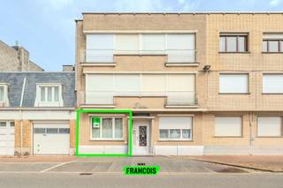 Dit gelijkvloers appartement is gelegen in de Herfstlaan 2 in Westende Bad, op een uitstekende locatie dicht bij het centrum en op korte afstand van winkels, horeca en de zee. Dankzij de praktische ligging geniet u hier van alle voordelen van het kustleven binnen handbereik.<br /><br />Het appartement beschikt over een aangename leefruimte, een functionele keuken en één volwaardige slaapkamer. De vernieuwde badkamer zorgt voor extra comfort en maakt het geheel meteen gebruiksklaar.<br /><br />Met een gunstig EPC zonder renovatieverplichting en een conforme elektrische keuring biedt deze eigendom een zorgeloze aankoop voor zowel eigen gebruik als investering.<br /><br />Een bijkomende troef is de mogelijkheid tot aankoop van een garage aan het gebouw voor €60.000. Bij deze garage hoort bovendien het genot van een gemeenschappelijke staanplaats, wat een bijzonder waardevolle meerwaarde is in Westende Bad.<br /><br />Dit appartement is ideaal als vaste woonplaats, tweede verblijf of investering aan de kust.<br /><br />Voor meer informatie of een bezoek kunt u contact opnemen met Inti op inti@immofrancois.be of 0499 74 89 74.<br /><br />