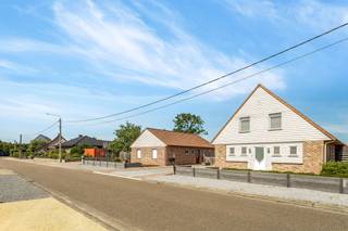 Unieke houtmassieve woning nabij het centrum van Arendonk – karaktervol, energiezuinig en veelzijdig met een magazijn van > 100m²<br /><br />Deze charmante woning, gebouwd in 2007 met houtmassieve constructie gemaakt in Noorwegen, biedt een warme en natuurlijke woonervaring. Dankzij de degelijke materialen en uitstekende isolatie geniet je van een lage EPC-score van 207 Kwh(label C)<br /><br />Kenmerken:<br /><br />Locatie: Rustig gelegen, op korte afstand van het centrum van Arendonk<br />Bouwjaar: 2007<br />Constructie: Houtmassiefbouw uit Noorwegen – duurzaam, ecologisch en gezond binnenklimaat<br />Energie: Lage EPC-score, energielabel C<br />Indeling: 2 volwaardige slaapkamers<br />Lichtinval: Grote raampartijen aan de achterzijde zorgen voor overvloedig natuurlijk licht<br />Bijgebouw: Ruim bijgebouw van >100 m² – ideaal voor bijberoep, opslag of hobbyruimte<br />Materialen: Degelijke en kwalitatieve afwerking<br />Deze woning is perfect voor wie op zoek is naar een combinatie van comfort, duurzaamheid en functionaliteit. Het ruime bijgebouw biedt talloze mogelijkheden, van atelier tot praktijkruimte.<br /><br />Benieuwd naar deze unieke woning? Neem gerust contact op voor een bezichtiging en ontdek zelf de charme en het potentieel van deze houtmassieve parel in Arendonk.