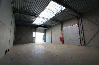 Instapklare KMO-unit van 260 m² te huur langs de Koning Albertstraat in de nieuwe KMO-zone "Veldegem Statie", op amper 3 km van de E403 te...