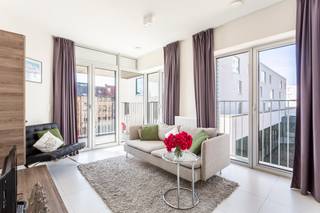 Op een toplocatie in de 'Lichttoren' in Antwerpen vindt u dit modern appartement op de 2de verdieping. Dankzij de grote raampartijen en de eigentijdse architectuur geniet u van een aangename lichtinval en directe toegang tot uw eigen terras; ideaal om helemaal tot rust te komen met een open gevoel midden in de stad.<br /><br />Het pand van 63m² is uiterst praktisch ingedeeld met twee volwaardige slaapkamers en een nette badkamer, waardoor u vlot wonen en eventueel een extra bureauruimte kan combineren. Dat het appartement zich in een modern en energiezuinig gebouw met lift bevindt, biedt bovendien een extra troef op vlak van zorgeloosheid en duurzaamheid, met een feilloze uitstraling en alle hedendaags comfort. De ligging nabij Park Spoor Noord is erg vlot bereikbaar, en dankzij de ondergrondse autostaanplaats (optioneel aan te kopen voor € 35.000) en de afgesloten kelderberging beschikt u over alle nodige gemakken in de stad, wat dit pand bijzonder geschikt maakt voor wie op zoek is naar instapklaar wooncomfort.