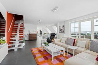 Dit <strong>luxueuze</strong> twee slaapkamer <strong>duplex</strong> <strong>appartement</strong> heeft een <strong>uitstekende</strong> <strong>ligging</strong> vlakbij het <strong>strand</strong> en openbaar vervoer. De dichtstbijzijnde tramhalte ligt op slechts 50 meter.<br /><br />De indeling van de appartementen, de ruime volumes en de bouwdiepte van de gebouwen getuigen van een doordachte planning en staan in perfecte <strong>harmonie</strong> met de <strong>omgeving</strong>. Door de uitzonderlijke grootte lenen de appartementen zich uitstekend tot het inrichten van een hoofdverblijfplaats, maar ook voor wie een tweede woonst zoekt aan de kust is dit het perfecte plaatje. Het gebouw is een voorbeeld van de "<strong>normandische</strong>" <strong>stijl</strong> met zijn lichte en <strong>elegante</strong> <strong>architectuur</strong> en woongevels, dakterrassen en balkons, alles in de lichte kleuren, verwijzend naar de zon, de zee en duinen. <br /><br />Bij het binnenkomen van het appartement via de ruime inkomhal komt u meteen terecht in de kwalitatieve <strong>lichtrijke</strong> <strong>leefruimte</strong> met een volledig geïnstalleerde <strong>open</strong> <strong>keuken</strong>. De keuken beschikt over een kwalitatieve stoomoven van Miele. Via de woonkamer is er rechtstreekse toegang tot <strong>twee</strong><strong> </strong>hele <strong>ruime</strong> <strong>terrassen</strong> waar u kunt genieten van een <strong>stralende</strong> <strong>zon</strong> en een prachtig <strong>zicht</strong> tot in de <strong>haven</strong> van <strong>Zeebrugge</strong>. Op deze verdieping bevindt zich alsook een ruime <strong>berging</strong> met wasmachine en droogkast. Via een <strong>op maat gemaakte trap</strong> begeeft u zich naar de bovenste verdieping van het appartement. Aan de rechterzijde bevindt zich de <strong>grootste</strong> <strong>slaapkamer</strong> met <strong>ingemaakte</strong> <strong>kasten</strong>. Aan de linkerzijde bevindt zich de <strong>tweede</strong> <strong>slaapkamer</strong>. Beide slaapkamers zijn voorzien van een kwalitatieve <strong>parketvloer</strong>. Tussen beide slaapkamers situeren zich <strong>twee</strong> <strong>badkamers</strong>, waarvan één met <strong>ligbad</strong> en één met <strong>douche</strong>. Het appartement wordt verwarmd op aardgas. <br /><br />Dit appartement gelegen op de <strong>zesde</strong> <strong>verdieping</strong> in de residentie Royal Gardens is bereikbaar met de <strong>lift</strong>. De overname van de meubels is bespreekbaar. De eigenaar biedt u overigens de <strong>mogelijkheid</strong> tot het <strong>aankopen</strong> van een ruime <strong>garagebox</strong>.