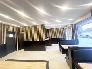 Compleet gerenoveerd handelspand-horeca of kantoor, gelegen aan het  Vlezenbeekplein met gratis parking voor de deur. Dit pand onderging recent een totaalrenovatie en beschikt actueel over een open multifunctionele ruimte met toonbank, achtergelegen stockruimte (alles is klaar om de keukentoestellen aan te sluiten) en sanitair. <br />Het pand is uitgerust met maatwerk en is begrepen in de verkoop. EPC LABEL D. Airco aanwezig. <br />VERNIEUWDE BEGLAZING: DUBBEL ALU. Dit gebouw maakt deel uit van een kleinschalige mede-eigendom. Elektriciteit: CONFORM. <br />Benieuwd naar dit bedrijfsvastgoed te koop regio Sint-Pieters-Leeuw? <br />Contacteer stephanie@immodelestre.be of 0474 33 27 85. <br />www.immodeelestre.be <br />