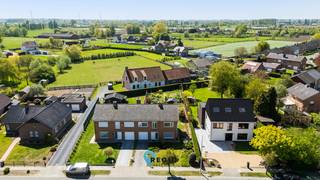 <u>Een ideale thuis voor gezinnen met <strong>de wens om rustig te wonen</strong>, de <strong>noodzaak tot vlotte verbinding </strong>algemeen en dan liefst in de <strong>nabijheid van een treinstation</strong>. </u><br />Deze rustig gelegen halfopen gezinswoning combineert een uitstekende ligging met verrassend veel ruimte, hedendaags wooncomfort en een diepe zongerichte tuin.<br /> <br /><strong>Topligging in een levendig en charmant dorp</strong><br />De woning bevindt zich op wandelafstand van het <u>gezellige dorpscentrum van Hansbeke</u>, gekenmerkt door zijn authentieke sfeer en herkenbare kerktoren.<br />Dankzij <u>de vlotte verbinding naar belangrijke verbindingswegen</u>, E40 (op slechts 3 minuten), geniet u hier van een uitstekende bereikbaarheid.<br />Ook het <u>treinstation van Hansbeke ligt op amper 300 meter afstand</u>. Recente investeringen zoals de nieuwe stationstunnel, de fietssnelweg Gent–Brugge en het vernieuwde cultuurhuis zorgen ervoor dat Hansbeke vandaag meer dan ooit een dorp in beweging is.<br /> <br /><strong>Investeringen met aandacht voor energiezuinigheid en wooncomfort</strong><br />Waar veel nieuwbouwwoningen vaak beperkt(er) zijn in oppervlakte, verbergt deze woning meer ruimte dan men op het eerste zicht zou vermoeden.<br /> <br />Doorheen de jaren werd bovendien geïnvesteerd in zowel energiebesparende maatregelen als hedendaags wooncomfort:
<ul>
<li><span>Nieuwe keuken geplaatst in 2024, volledig uitgerust met toestellen</span></li>
<li><span>Professioneel geïsoleerd dak</span></li>
<li><span>14 zonnepanelen</span></li>
<li><span>Elektrische installatie volledig conform gekeurd (attest geldig tot 2049)</span></li>
<li><span>HR cv-verwarmingsketel op aardgas, in juni nog voorzien van onderhoud. </span></li>
</ul>
<u>Dit vertaalt zich in een zeer gunstige <strong>EPC-score: 198 kWh/m²/jaar</strong> of Label B.</u><br /> <br /><br /><strong>Ruimte en licht als rode draad</strong><br />Via de ruime voortuin bereikt u de inkomhal met praktische berging onder de trap.<br />De lichtrijke woonkamer loopt naadloos over in de eetruimte over de volledige diepte van de woning.<br />Vanuit elke hoek geniet u van zicht op de privatieve voor-, zij- en achtertuin.<br />Achteraan keuken geplaatst in 2024 voorzien van toestellen, opnieuw zicht op de tuin.<br />Verder op de gelijkvloers: inkom achteraan, apart toilet, technische ruimte/garage/berging met aansluiting voor wasmachine en droogkast.<br /><br /><strong>Eerste verdieping</strong><br />De ruime nachthal verbindt vier volwaardige slaapkamers met centraal praktisch ingerichte badkamer.<br />Dergelijke royale ruimtes zijn vandaag eerder uitzonderlijk en vormen een belangrijke troef voor gezinnen die op zoek zijn naar comfort en praktische leefruimte.<br /> <br /><strong>Tweede verdieping</strong><br />Via een zolderluik bereikt u de ruime bergzolder, recent professioneel geïsoleerd.<br />Een bijzonder praktische extra ruimte die perfect inzetbaar is als stockage of uitbreidingsmogelijkheid woonruimte.<br /> <br /><strong>Zongerichte tuin met ideale verhoudingen</strong><br />De voor-, zij- en achtertuin bieden een perfecte combinatie van ruimte, privacy en oriëntatie.<br />Hier geniet u in alle rust van gezellige momenten met familie en vrienden, terwijl alle voorzieningen zich in de directe omgeving bevinden.<br />Groene of minder groene vingers ieder type tuinliefhebber zal hier voldoening vinden;<br />Strakke onderhoudsarme grasmat, uitbouwen van een moestuin of speelparadijs voor kinderen.<br />Hier moet men geen keuze maken maar combineer je deze optimaal.<br /><br /><strong>Ruime parkeergelegenheid</strong><br />Hier geniet je een zeer uitgebreide parkeergelegenheid , zowel in de straat als op privé terrein + mogelijkheid tot voorzien van laadpaal(en).<br />Opnieuw geheel volgens de noden en wensen van de toekomstige eigenaars eenvoudig uit te breiden. <br /><br /><strong>Richtprijs</strong><br /><u>De vooropgestelde richtprijs voor dit totaalplaatje bedraagt € 445.000.</u><br />Neem vandaag nog contact, <u>Regio Vastgoed bezorgt een </u><u>volledige verkoopdossier</u><u> </u>en bezoekmogelijkheden. <br /><br /><em>De vooropgestelde richtprijs geldt als uitnodiging naar kandidaat-kopers om een concreet bod uit te brengen, deze verbindt de verkoper niet automatisch tot de verkoop.</em><br /><em>Iedere bieding wordt overgemaakt aan de verkopers waar </em><em>In geval meerdere biedingen overgemaakt worden, de verkoper het recht behoudt de bieding tegen de meest gunstige voorwaarden aanvaarden. </em><em>Hetzij de kandidaat-kopers de mogelijkheid te bieden hun bod te herzien. </em><br /><br />