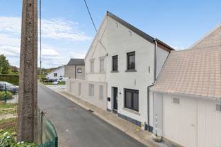 <p>In een rustige straat te Roosdaal, op wandelafstand van winkels, scholen en openbaar vervoer, vindt u deze volledig gerenoveerde woning met een gunstig EPC-label (B) en conforme electriciteit.<br />Het gelijkvloers biedt een lichtrijke leefruimte met aansluitend de volledig uitgeruste keuken met zicht op het gezellige terras van 17 m² , zuidwestelijke oriëntatie. Op de eerste verdieping vinden we 2 slaapkamers (15,5m² en 10m²) en een moderne badkamer met ruime inloopdouche, lavabo en toilet. Verdieping 2 omvat nog een 3de slaapkamer (12m²) met ingemaakte kast en een extra gastentoilet met lavabo. Ruime opbergzolder. De woning werd volledig aangepakt en alles werd kwalitatief afgewerkt. Enkele kenmerken: Hoogrendementsbeglazing PVC - Hoogrendementsketel op aardgas - Dak en gevel vernieuwd - Asbestveilig -<br />De ligging is ideaal: Vlotte verbinding tussen Aalst, Ninove en Brussel. Een bezoekje waard! Stedenbouwkundige inlichtingen en maatregelenregister in aanvraag.</p>