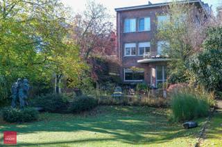 Volledig instapklare loft/appartement bestaande uit: inkomhal, lichtrijke living in parket, open ingerichte keuken met zicht op de tuin, bureelruimte, 3 slaapkamers, ruime badkamer (bad + inloopdouche), multifunctionele kelderverdieping (praktijk/hobbykamers/opslagruimte/kantoor) met afzonderlijke toegang via de straat, garage, groot terras palend aan de vijver en ruime tuin, tuinberging en parking voor 4 wagens. Heel rustig gelegen toch nabij Kortrijk centrum.