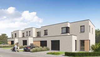 Op zoek naar je droomwoning in een rustige en aangename buurt? In de nieuwe verkaveling Het Molenhof in Koolskamp, deelgemeente van Ardooie, bouwen we moderne en energiezuinige woningen op een toplocatie. Gelegen tussen de Diksmuidse Boterweg en de Steenstraat, woon je vlak bij het centrum en op slechts 500 meter van het Dorpsplein met winkels, scholen, horecazaken en openbaar vervoer. De middelbare school H. Kindsheid ligt op 3 à 4 km en via de E403 ben je vlot verbonden met alle grote steden.
Elke woning beschikt over een ruime inkomhal met apart toilet, een lichte woon- en eetkamer met aansluitend een open keuken, een inpandige garage met berging, drie slaapkamers, een functionele badkamer en een apart toilet boven, aangevuld met een extra technische berging. Door het gebruik van een warmtepomp, vloerverwarming en zonnepanelen geniet je van lage energiekosten (E10). Bovendien kan je zelf de afwerkingsmaterialen kiezen voor keuken, badkamer, vloeren en binnendeuren, zodat jouw woning volledig aansluit bij jouw persoonlijke stijl en wensen.
De ingang van de verkaveling vind je aan Steenstraat 27B. Ontdek zelf hoe comfortabel en zorgeloos wonen in Het Molenhof kan zijn.