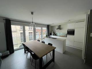 Recent appartement met veel lichtinval in het historisch centrum van Gent.Het appartement bestaat uit een inkom, ruime living met modern ingerichte...