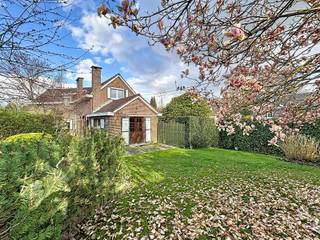 CHARMING villa located in JEZUS-EIK in a quiet residential area close to public transport (bus at 500m) and shops: 2.5 km. Built in 1961 with a...