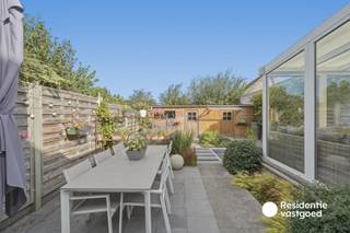 Welkom in deze ruime en verzorgde gezinswoning in Zandvoorde, een deelgemeente van Oostende. De woning combineert een verrassend ruime indeling met vier slaapkamers, een gezellige tuin en een aantal interessante energetische troeven.<br /><br />Op het gelijkvloers kom je binnen via de inkomhal die toegang geeft tot de ruime leefruimte en eetplaats. Dankzij de grote raampartijen geniet deze ruimte van veel natuurlijk licht. Aansluitend bevindt zich de ruime keuken, die praktisch is ingericht en rechtstreeks toegang biedt tot de veranda. Deze vormt een aangename extra leefruimte met zicht op de tuin. Verder zijn op het gelijkvloers een apart toilet en een ruime kelder aanwezig, ideaal als extra berg- en technische ruimte.<br /><br />De buitenruimte is een absolute meerwaarde. De woning beschikt over een koer, tuin, vijver en tuinhuis en is bovendien bereikbaar via een gedeelde zij-ingang. Hierdoor is er voldoende ruimte om zowel te ontspannen als praktisch gebruik te maken van de tuin.<br /><br />Op de eerste verdieping bevinden zich drie volwaardige slaapkamers, elk voorzien van ingemaakte kasten, en een badkamer met douche, toilet en lavabo. De tweede verdieping biedt nog een vierde slaapkamer en een ruime zolder, waardoor ook hier heel wat extra mogelijkheden aanwezig zijn.<br /><br />Ook op technisch vlak heeft de woning heel wat te bieden. Zo beschikt ze over een recente Viessmann HR-ketel uit 2024, twaalf zonnepanelen, een regenwaterput van maar liefst 25.000 liter en deels geïsoleerde muren. Met een EPC-score van 231 kWh/m² en energielabel C is er bovendien geen renovatieverplichting van toepassing.<br /><br />Met een bewoonbare oppervlakte van circa 178 m², een perceel van 226 m² en vier slaapkamers is dit een ideale woning voor wie op zoek is naar ruimte, comfort en een aangename buitenomgeving in de regio Oostende.<br /><br />Interesse? Contacteer ons en plan uw bezoek in!