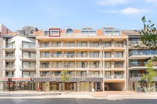 <p>Te koop: studio-appartement in het hart van Nieuwpoort, op de Albert I laan, met vrij zicht en nabij openbaar vervoer.</p>
<p> </p>
<p>Deze recente constructie (bouwjaar 2002) biedt een compacte maar comfortabele woonruimte, ideaal voor wie centraal wil wonen. De studio is zongericht, waardoor u de hele dag geniet van natuurlijke lichtinval. Dankzij de ligging in het centrum heeft u winkels, horeca en het openbaar vervoer op wandelafstand. Het vrij zicht geeft een aangename openheid, zelfs midden in de stad.</p>
<p> </p>
<p>Belangrijkste ruimtes:<br />• Living met veel lichtinval en toegang tot het terras<br />• Open keuken, praktisch ingedeeld<br />• Badkamer met douche en wastafel<br />• Inkomhal met vestiaire<br />• Zongericht terras, ideaal voor een koffiepauze</p>
<p> </p>
<p>Troeven:<br />• Studio pal in het centrum!<br />• Zongericht!<br />• Recente constructie!</p>
<p> </p>
<p>Neem vandaag nog contact op met je ERA-makelaar voor een bezoek.<br />058 222 222 of op gert@eraservimo.be</p>
<p> </p>
<p>JOUW DROOMAPPARTEMENT. ZO GEVONDEN!</p>