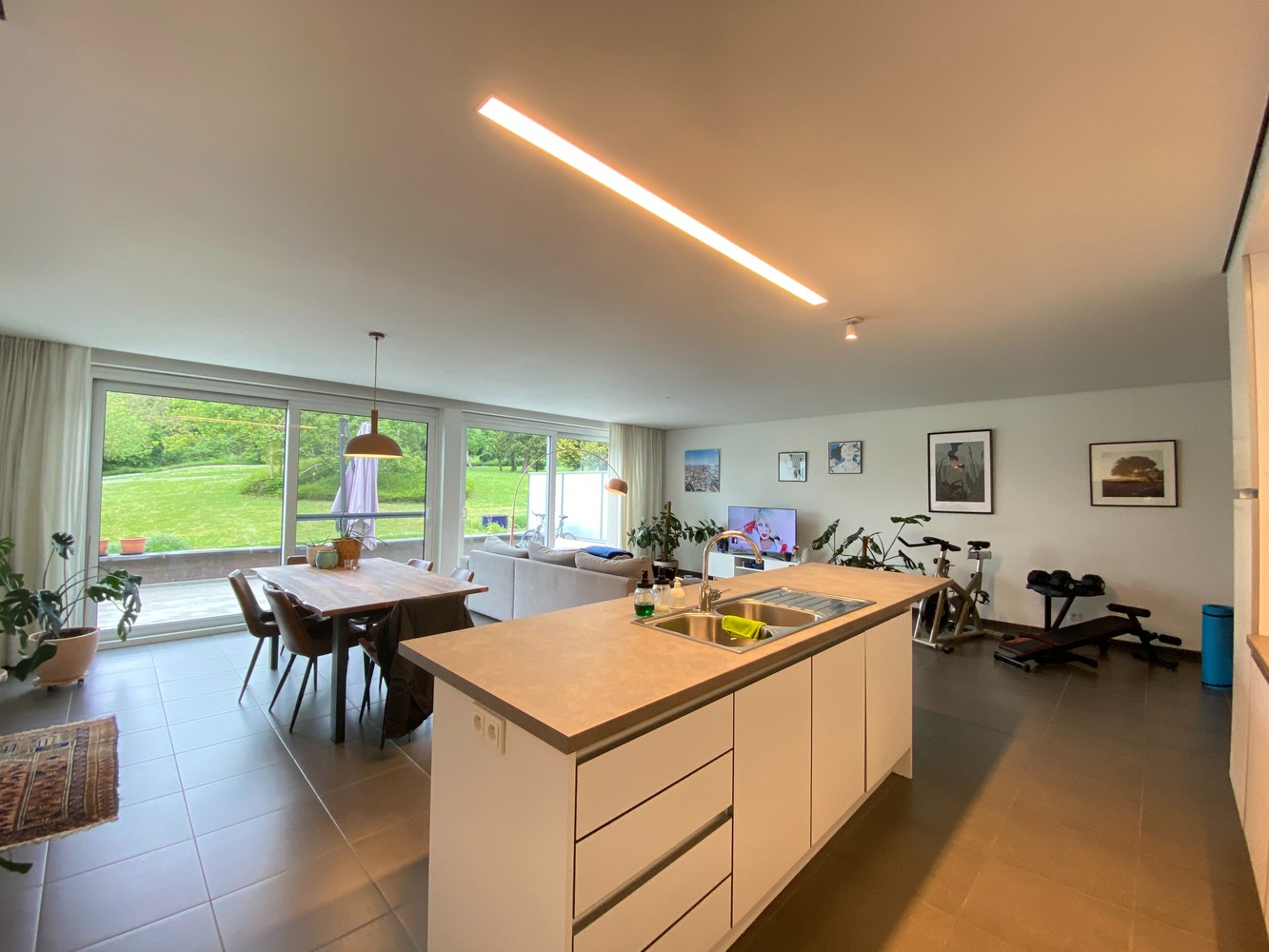 Prachtig gelijksvloersappartement met 2 slaapkamers, terras en dubbele garagebox! - foto 5