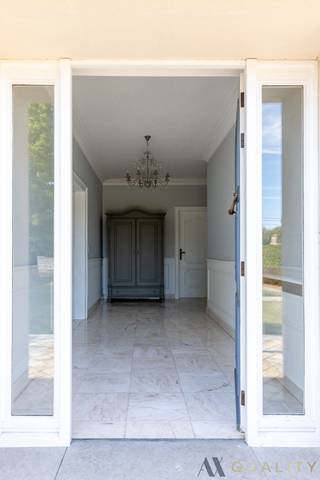 Op een prachtige, groene locatie in Mariekerke, nabij de Scheldedijk, vinden we deze mooie laagbouwvilla op een perceel van 2463m² bestaande...