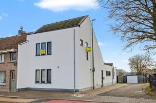 Deze verzorgde woning die opnieuw opgebouwd werd in 2004 combineert comfort en functionaliteit op een uitstekende locatie in Stekene. De open...