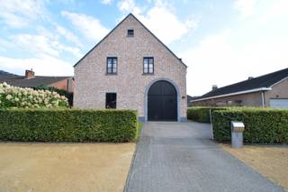 Exclusieve villa in pastorijstijl met 5 slaapkamers en mooie, kleine tuin in hartje Kasterlee<br /><br />In een rustige, doodlopende straat, midden in het centrum van Kasterlee, bevindt zich deze uitzonderlijke villa in charmante pastoriestijl. De woning combineert tijdloze architectuur met hedendaags wooncomfort en werd afgewerkt met duurzame kwaliteitsmaterialen. Dankzij de volledig aangelegde, zuidgerichte tuin geniet u hier van optimale privacy en rust, terwijl alle voorzieningen zich op wandelafstand bevinden.<br /><br />Bij het betreden van de woning wordt u verwelkomd in een stijlvolle inkomhal met gastentoilet en een elegante houten trap. Van hieruit bereikt u de ruime leefruimte waar grote raampartijen zorgen voor een overvloed aan natuurlijk licht en een prachtig uitzicht op de tuin. De gezellige zithoek en ruime eetplaats vormen samen het hart van de woning.<br />De volledig uitgeruste open leefkeuken met kookeiland sluit aan op de woonkamer en biedt alle comfort voor wie graag kookt en gasten ontvangt. Aansluitend bevindt zich een praktische berging/wasplaats.<br /><br />Op het gelijkvloers beschikt de villa bovendien over een multifunctionele ruimte die perfect kan dienen als bureau of extra slaapkamer, aangevuld met een badkamer. Er is ook een ruime inpandige garage.<br /><br />Op de eerste verdieping geeft de nachthal toegang tot vier volwaardige slaapkamers, waaronder een bijzonder ruime masterbedroom. De comfortabele badkamer is uitgerust met een dubbel lavabomeubel, ligbad, douche en toilet.<br /><br />Een extra troef is dat de woning volledig onderkelderd is, verdeeld over vijf afzonderlijke ruimtes. Deze bieden tal van mogelijkheden voor opslag, hobbyruimte of wijnkelder. Ook de warmtepompinstallatie is hier ondergebracht.<br /><br />Troeven van deze woning<br />✓ Hoogwaardige afwerking in authentieke pastorijstijl<br />✓ Tot 5 slaapkamers mogelijk<br />✓ Volledig geschilderd en instapklaar<br />✓ Ruime en lichtrijke leefruimtes<br />✓ Moderne open keuken met eiland<br />✓ Zuidgerichte, volledig aangelegde tuin met veel privacy<br />✓ Inpandige garage<br />✓ Volledig onderkelderd met 5 compartimenten<br />✓ Warmtepompinstallatie<br />✓ Rustige ligging in doodlopende straat<br />✓ Op wandelafstand van winkels, scholen en de markt van Kasterlee<br /><br />Topligging<br />Deze stijlvolle villa geniet van een uitstekende ligging in het centrum van Kasterlee. Winkels, horecazaken, scholen en ontspanning bevinden zich op wandelafstand. Bovendien zorgen de nabijgelegen Noord-Zuidverbinding en de E34 voor een vlotte bereikbaarheid richting Antwerpen en Eindhoven.<br /><br /><strong>Interesse in deze unieke villa?</strong><br />Contacteer ons vrijblijvend voor meer informatie of een plaatsbezoek via 0496 51 10 10 of christoffel@vastgoedpicavet.be.<br /><br />
