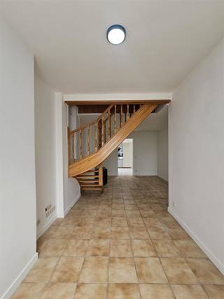 Instapklare woning met 3 slaapkamers en tuin.Deze karaktervolle rijwoning is gelegen in de Clementwijk vlakbij het centrum van Sint-Niklaas en het...