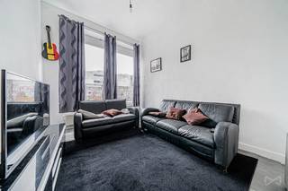 <div>
<section>
<div>
<div>
<div>
<div>
<div>
<div>
<p>Informatie & bezoeken: anastasia.s@weinvest.be | 02 315 77 22</p>
<p>Op een steenworp van het Kanaal van Brussel en op slechts enkele minuten van het stadscentrum biedt We Invest dit volledig verhuurde opbrengsteigendom aan. Een ideale investering voor wie op zoek is naar een pand met een onmiddellijk rendement in de sterk groeiende gemeente Sint-Jans-Molenbeek.</p>
<p>Het gebouw is verdeeld over drie verdiepingen en bestaat uit zes appartementen met één slaapkamer, die allemaal momenteel verhuurd zijn. Hierdoor geniet u onmiddellijk van een stabiele huurinkomst vanaf de aankoop.</p>
<p>Daarnaast kunnen optioneel twee handelsruimtes op het gelijkvloers worden aangekocht, wat extra rendement en een interessante spreiding van de huuropbrengsten mogelijk maakt.</p>
<p>Technisch biedt dit gebouw een zorgeloze investering:</p>
<ul>
<li>Conforme elektrische installatie;</li>
<li>Volledig verhuurd gebouw.</li>
</ul>
<p>EPC: E – CO₂-uitstoot: 49 kg/m²/jaar – Primair energieverbruik: 248 kWh/m²/jaar.</p>
<p>Het pand biedt een bruto rendement van 6,93%, met een jaarlijkse huuropbrengst van ongeveer €69.000.</p>
<p>Dankzij de strategische ligging, vlak bij winkels, openbaar vervoer, scholen en de belangrijkste invalswegen, vormt dit opbrengsteigendom een uitstekende opportuniteit voor investeerders die hun vastgoedportefeuille willen uitbreiden.</p>
<p>Een zeldzame investeringskans die u niet mag missen.</p>
</div>
</div>
</div>
</div>
</div>
</div>
</section>
</div>