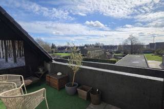 Ruim duplexappartement (135 m²) met terras en garage in het centrum van Haasdonk — EPC B<br /><br />In het hart van Haasdonk bevindt zich dit ruime en instapklare duplexappartement van 135 m². Het appartement ligt op de tweede en derde verdieping van een kleine residentie met lift en biedt een aangename combinatie van ruimte, licht en comfort.<br /><br />Je komt het appartement binnen via een inkomhal met apart gastentoilet. De grote leefruimte met open keuken vormt het centrale hart van de woning. Dankzij de grote raampartijen geniet je hier van veel natuurlijk licht en een open gevoel. De keuken is volledig uitgerust met oven, vaatwasser (nieuw 2025), inductiekookplaat en dampkap. <br />Aansluitend bevindt zich een praktische berging met een nieuwe CV-installatie (januari 2026). Via de keuken bereik je het zuidgerichte terras van +- 10m² met zicht op schaapjes.<br />Op de duplexverdieping, bereikbaar via een natuurstenen trap, zijn er twee ruime slaapkamers (19 m² en 17 m²), een royale nachthal van 20 m², een tweede apart toilet en een badkamer met inloopdouche en dubbele lavabo.<br /><br />Troeven:<br />•Inclusief ruime garagebox achter het gebouw, bereikbaar via een private oprit<br />•Lift aanwezig<br />•Volledig instapklaar<br />•Gunstig EPC-label B (148 kWh/m²)<br />•Dubbele beglazing en nieuwe condensatieketel op aardgas<br /><br />Het appartement is beschikbaar vanaf midden mei (in overleg), bij ondertekening van de akte.<br /><br />Interesse? Contacteer ons via:<br /><br />E-mail: duplexhaasdonk@hotmail.com<br />Whatsapp: 0479.25 70 34 // 0478.64 44 22<br />