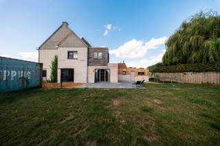 Op een aangename locatie in de Aalbroekstraat 99 te Gavere bevindt zich deze ruime halfopen bebouwing, gelegen op een perceel van 521 m² met een gunstige zuidelijke oriëntatie.<br /><br />Binnenin biedt de woning een verrassend ruime en praktische indeling. De royale woonkamer vormt het hart van de woning en sluit mooi aan op de halfopen, ingerichte keuken. Verder is er een grote berging, die voor de nodige praktische opberg- en werkruimte zorgt.<br /><br />De woning beschikt over maar liefst drie slaapkamers, waardoor ze uitstekend geschikt is voor een gezin. De kamer op de 2e verdieping maakt het mogelijk om er twee van te maken Eén van de slaapkamers biedt bovendien de mogelijkheid om een dressing te creëren. De ruime badkamer is compleet uitgerust met zowel een ligbad als een afzonderlijke douche.<br /><br />Ook de buitenruimte vormt een belangrijke troef. Dankzij de zuidelijke oriëntatie kan u volop genieten van de tuin en van zonnige dagen.<br /><br />Een bijzondere extra bevindt zich achteraan in de tuin: een volledig ingericht tiny house, voorzien van alle comfort. Deze aparte ruimte biedt tal van mogelijkheden en kan bijvoorbeeld gebruikt worden als gastenverblijf, thuiskantoor, hobbyruimte of praktijkruimte.<br /><br />De ligging in de Aalbroekstraat combineert een aangename woonomgeving met een vlotte bereikbaarheid. Het centrum van Gavere, met winkels, scholen, horeca en andere dagelijkse voorzieningen, bevindt zich op korte afstand. Ook de belangrijkste verbindingswegen zijn vlot bereikbaar, waardoor er een goede aansluiting is richting onder meer Gent en Oudenaarde.<br /><br />Dit is dan ook een ideale woning voor wie op zoek is naar ruimte, drie slaapkamers, een zonnige tuin én een waardevolle extra ruimte in de vorm van een volledig ingericht tiny house<br /><br />een bezoek kan op donderdag 10 september 2026 na inschrijving <br />www.flame-estate.be