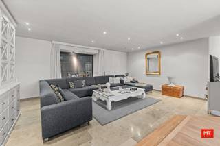 Dit voormalig winkelpand in hartje Dadizele biedt dankzij zijn indrukwekkende oppervlakte en uitweg tal van mogelijkheden. Ideaal voor een combinatie van wonen-werken (commerciële ruimte), kangeroewoning of project met meerdere appartementen.<br /><br />Op de <strong>gelijkvloerse verdieping</strong> bevindt zich een commerciële/polyvalente ruimte van maar liefst 341 m². Op de bovenverdieping hebben we een ruim appartement (bereikbaar via trap of lift).<br /><br /><strong>Indeling van het appartement</strong>
<ul>
<li>1ste verdieping: hal (14 m²), lichtrijke woon- en eetkamer (54 m²) voorzien van houtkachel en zicht op het Zuidgericht terras (20 m²), uitgeruste keuken (16 m²) met vaatwasser, oven, microgolf, koelkast, dubbele wastafel, kookplaat en dampkap. Daarnaast is er op het eerste verdiep nog een wasplaats (8 m²), toilet, slaapkamer (17 m²), badkamer (12 m²) met ligbad, douche en dubbele wastafel.</li>
<li>2de verdieping: nachthal (15 m²), 2 ruime slaapkamers (16 - 15 m²) en een zolderruimte dat kan dienen als 4de slaapkamer (45 m²).</li>
</ul>
<br /><strong>Extra kenmerken</strong>
<ul>
<li>Centrale verwarming op aardgas en warmtepomp (warmen/koelen) in de keuken, slaapkamer en winkel.</li>
<li>Regenwater: 15.000 L.</li>
<li>Elk verdiep is toegankelijk via de trap én lift, zelfs de kelder.</li>
<li>Aparte elektriciteitsteller voor de Kernemelkstraat.</li>
</ul>
<br />Meer informatie of een vrijblijvend bezoek?<br />Contacteer Eden op 0470 43 78 21 of mail info@minthus.be<br />