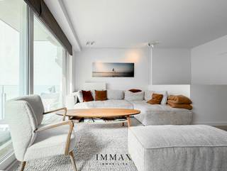 <p>Dit instapklare recent appartement gelegen vlakbij het Rubensplein combineert ruimte, licht en veelzijdigheid op een unieke manier. U komt binnen in een lichtrijke open leefruimte met een moderne, volledig uitgeruste keuken. Aansluitend heeft u directe toegang tot een ruim terras en via een trap tot de privatieve tuin, waar u in alle rust en privacy kan genieten.<br /><br />Op het gelijkvloers bevindt zich bovendien een comfortabele slaapkamer met ensuite badkamer.<br /><br />De benedenverdieping, bereikbaar via een vaste trap, biedt twee ruime polyvalente ruimtes en een aparte badkamer. Verder is er nog een handige extra wasruimte met plaats voor wasmachine en droogkast.<br /><br />Maatregelenregister in aanvraag.<br /><br />Aarzel niet om ons te contacteren voor meer info: tel. : 050 62 44 14 of via knokke@immax.be</p>