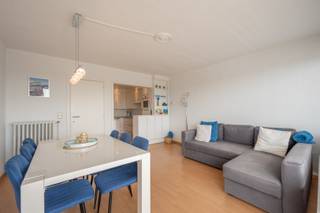 Res. Le Dauphin.<br />Topaanbod prijs/kwaliteit! Charmant appartement gelegen aan de Rederskaai in Zeebrugge, met een adembenemend uitzicht over de jachthaven en achteraan zicht op de marinebasis en de havenmonding.<br />Het appartement omvat een inkomhal, een ruime en lichtrijke woonkamer waar u de hele dag geniet van de zon, een zuidgericht terras met een prachtig panoramisch zicht op de jachthaven. De ingerichte keuken sluit hier perfect op aan.<br />Achteraan bevindt zich een grote slaapkamer met ingemaakte kasten en een uniek uitzicht op de marinebasis en de havenmonding. Daarnaast is er een gezellig balkon en een verzorgde badkamer.<br />De tweede, kleinere kamer beschikt over een op maat gemaakt stapelbed en is ideaal als kinderkamer, logeerkamer of praktische extra slaapruimte.<br />Nieuwe ramen, aan de slaapkamer met elektrische rolluiken.<br />Ref.A541